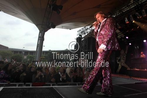 Deutsche Schlagersnger Dieter Thomas Kuhn gastiert mit seiner Band auf seiner ãHier ist das LebenÒ-Tour Open Air am Tanzbrunnen Kln (&copy; Thomas Brill)