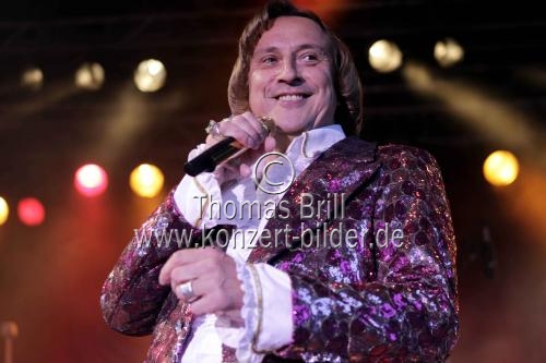 Deutsche Schlagersnger Dieter Thomas Kuhn gastiert mit seiner Band auf seiner ãHier ist das LebenÒ-Tour Open Air am Tanzbrunnen Kln (&copy; Thomas Brill)