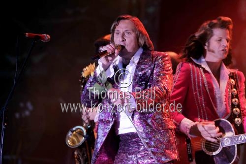 Deutsche Schlagersnger Dieter Thomas Kuhn gastiert mit seiner Band auf seiner ãHier ist das LebenÒ-Tour Open Air am Tanzbrunnen Kln (© Thomas Brill)