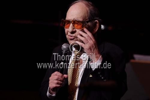 Deutsche Jazz-Musiker Paul Kuhn gastiert in Begleitung seiner Big Band und der schwedischen Sängerin Sylvia Vrethammar auf seiner 