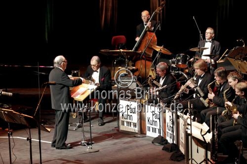 Deutsche Jazz-Musiker Paul Kuhn gastiert in Begleitung seiner Big Band und der schwedischen Sängerin Sylvia Vrethammar auf seiner 