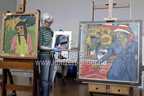 Kunstwerke auf der Rückseite dreier Bilder des Museum Ludwig in der Restaurierungswerkstatt des Museum Ludwig Köln (© Thomas Brill)