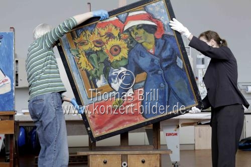 Kunstwerke auf der Rückseite dreier Bilder des Museum Ludwig in der Restaurierungswerkstatt des Museum Ludwig Köln (© Thomas Brill)