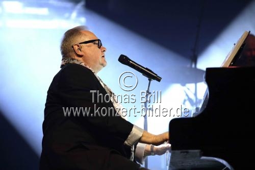 Deutscher Rocksänger Heinz Rudolf Kunze gastiert mit Verstärkung auf seiner 