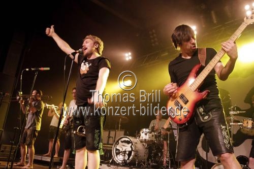 Deutsche Blasmusik-Gruppe LaBrassBanda gastiert auf ihrer 