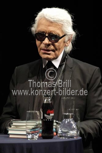 Karl Lagerfeld und Roger Willemsen reden bei der lit.COLOGNE 2012 über Bücher im Opernhaus der Stadt Köln (© Thomas Brill)