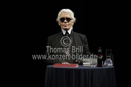Karl Lagerfeld und Roger Willemsen reden bei der lit.COLOGNE 2012 über Bücher im Opernhaus der Stadt Köln (© Thomas Brill)