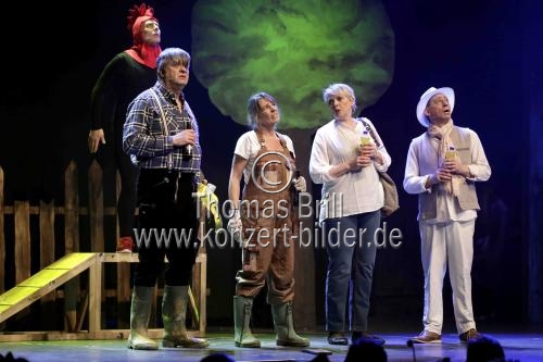 Ensemble spielt das Stück 