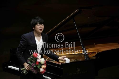 Chinesische Pianist Lang Lang gastiert mit Werken von Peter Iljitsch Tschaikowsky, Johann Sebastian Bach und Frédéric Chopin in der Philharmonie Köln (&copy; Thomas Brill)