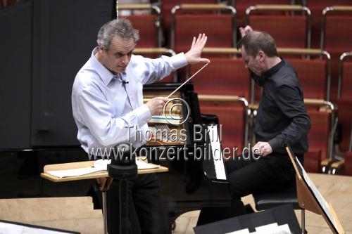 Französischer Dirigent Louis Langrée leitet das Gürzenich-Orchester Köln in Begleitung des schottischen Pianisten Steven Osborne in der Philharmonie Köln (&copy; Thomas Brill)