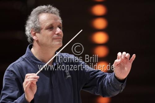 Französischer Dirigent Louis Langrée leitet die Camerata Salzburg in der Philharmonie Köln (&copy; Thomas Brill)