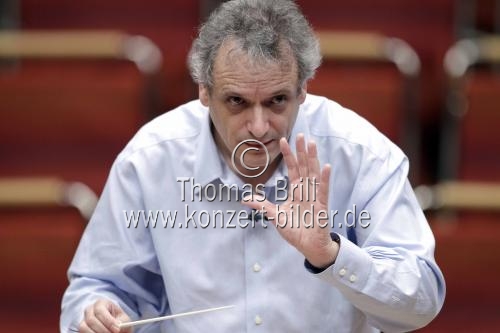 Französischer Dirigent Louis Langrée leitet das Gürzenich-Orchester Köln in der Philharmonie Köln (&copy; Thomas Brill)