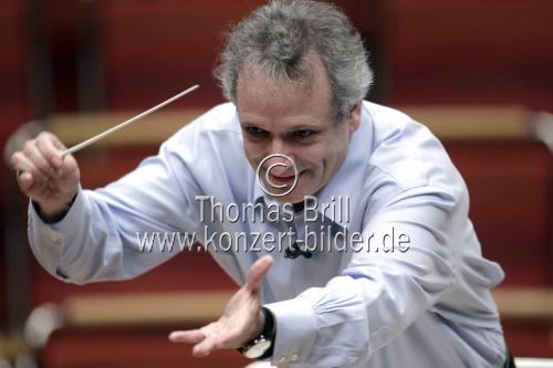 Französischer Dirigent Louis Langrée leitet das Gürzenich-Orchester Köln in der Philharmonie Köln (&copy; Thomas Brill)