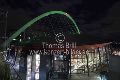 Bogen der Lanxess Arena Köln leuchtet aus Anlass des St. Patrick's Day in grün꠶ (&copy; Thomas Brill)