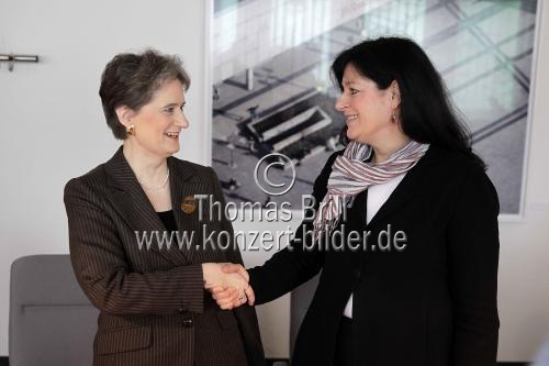 Kulturdezernentin der Stadt Köln Susanne Laugwitz-Aulbach verkündet die Verlängerung des Anstellungsvertrag mit Opernintendantin Dr. Birgit Meyer im Kulturdezernat der Stadt Köln  (&copy; Thomas Brill)