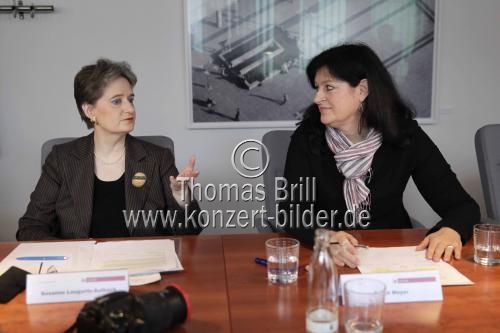 Kulturdezernentin der Stadt Köln Susanne Laugwitz-Aulbach verkündet die Verlängerung des Anstellungsvertrag mit Opernintendantin Dr. Birgit Meyer im Kulturdezernat der Stadt Köln  (© Thomas Brill)