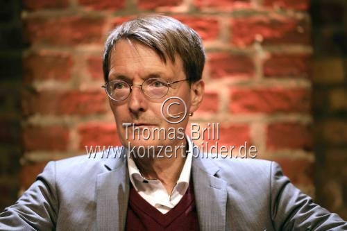 Deutsche Philosoph Markus Gabriel und der deutsche SPD-Politiker Karl Lauterbach reden über das Thema „Vorsicht vs. Risiko? Vom Umgang mit der Pandemie“ im Rahmen der phil.COLOGNE 2021 in den Balloni-Hallen Köln (&copy; Thomas Brill)