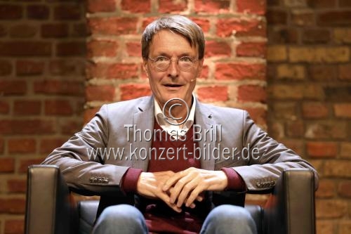 Deutsche Philosoph Markus Gabriel und der deutsche SPD-Politiker Karl Lauterbach reden über das Thema „Vorsicht vs. Risiko? Vom Umgang mit der Pandemie“ im Rahmen der phil.COLOGNE 2021 in den Balloni-Hallen Köln (© Thomas Brill)