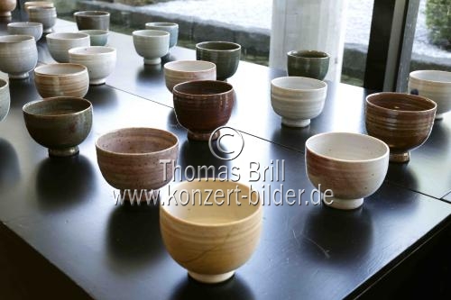 99 Schalen – ein Kosmos - Zeitgenössische Keramik von Young-Jae Lee gastiert vom 23. April bis 25. Oktober 2026 im Foyer des Museum für Ostasiatische Kunst Köln (&copy; Thomas Brill)