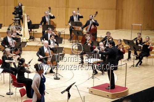 Rumänischer Dirigent Cristian Macelaru leitet das WDR Sinfonieorchester Köln in der Kölner Philharmonie (© Thomas Brill)