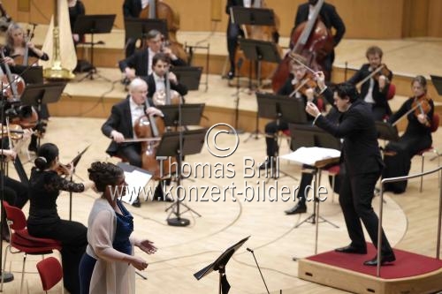 Rumänischer Dirigent Cristian Macelaru leitet das WDR Sinfonieorchester Köln in der Kölner Philharmonie (&copy; Thomas Brill)