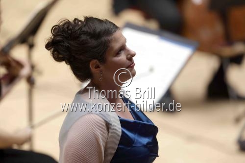 Deutsche Sängerin mit der Stimmlage Alt Wiebke Lehmkuhl gastiert in Begleitung des WDR Sinfonieorchester Köln unter der Leitung des rumänischen Dirigenten Cristian Macelaru in der Kölner Philharmonie (&copy; Thomas Brill)