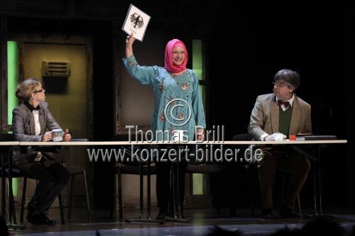 Ensemble spielt das Stück 