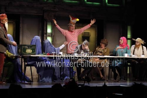 Ensemble spielt das Stück 