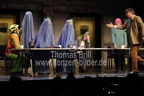 Ensemble spielt das Stück 