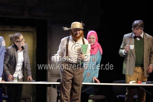 Ensemble spielt das Stück 