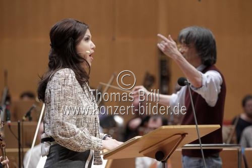 Russische Sopranistin Ekaterina Lekhina begleitet das Orchestre Symphonique de Montréal unter der Leitung des amerikanischen Dirigenten Kent Nagano in der Philharmonie Köln (© Thomas Brill)