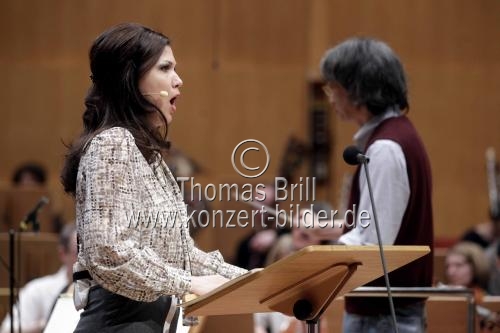 Russische Sopranistin Ekaterina Lekhina begleitet das Orchestre Symphonique de Montréal unter der Leitung des amerikanischen Dirigenten Kent Nagano in der Philharmonie Köln (&copy; Thomas Brill)