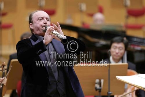 Französische Oboist François Leleux gastiert in Begleitung des Gürzenich Orchester Köln unter der Leitung des kolumbianischen Dirigenten Andrés Orozco-Estrada in der Kölner Philharmonie (&copy; Thomas Brill)