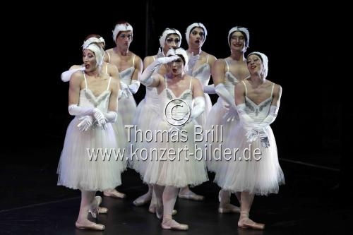 Amerikanische Männer-Ballettkompanie Les Ballets Trockadero de Monte Carlo gastiert im Rahmen des 35. Kölner Sommerfestivals vom 16. bis 21. Juli 2024 in der Kölner Philharmonie (© Thomas Brill)