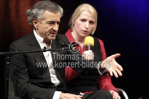 Französische Philosoph Bernard-Henri Lévy und die deutsche Journalist Frank Schirrmacher diskutieren über 
