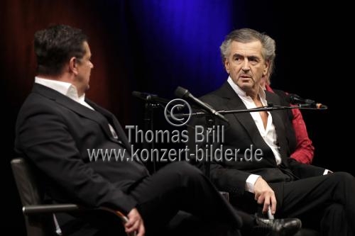 Französische Philosoph Bernard-Henri Lévy und die deutsche Journalist Frank Schirrmacher diskutieren über 