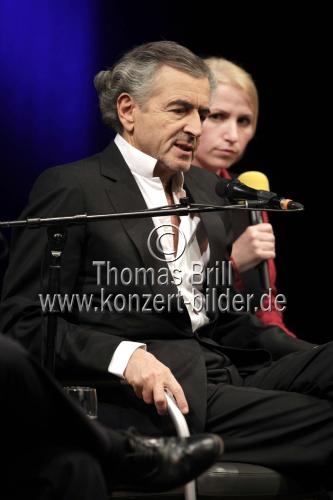 Französische Philosoph Bernard-Henri Lévy und die deutsche Journalist Frank Schirrmacher diskutieren über 