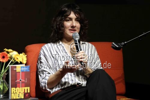 Kölner Schriftstellerin Son Lewandowski iest aus ihrem Debütroman 