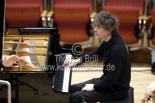 Britischer Pianist Paul Lewis gastiert in Begleitung des Concertgebouworkest Young unter der Leitung des britischen Dirigenten Daniel Harding in der Kölner Philharmonie (&copy; Thomas Brill)