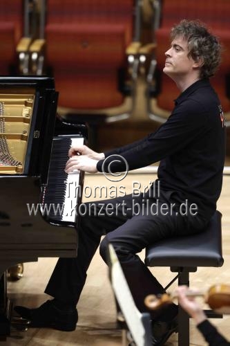 Britischer Pianist Paul Lewis gastiert in Begleitung des Concertgebouworkest Young unter der Leitung des britischen Dirigenten Daniel Harding in der Kölner Philharmonie (© Thomas Brill)