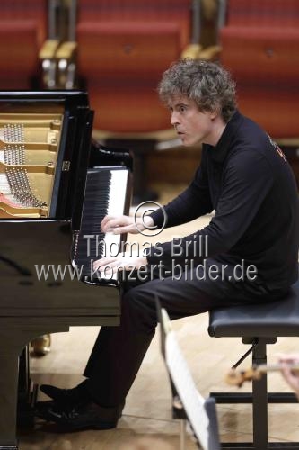 Britischer Pianist Paul Lewis gastiert in Begleitung des Concertgebouworkest Young unter der Leitung des britischen Dirigenten Daniel Harding in der Kölner Philharmonie (© Thomas Brill)