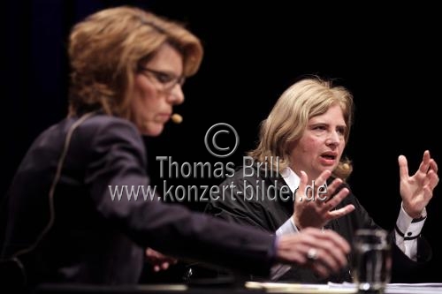 Deutsche Schriftstellerin Sibylle Lewitscharoff diskutiert mit der detschen Fernsehmoderatorin Bettina Böttinger über ihren neuen Roman 
