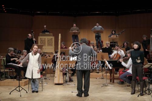 Belgische Dirigent René Jacobs leitet das Freiburger Barockorchester in der Philharmonie Köln (© Thomas Brill)