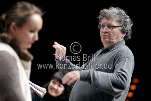 Belgische Dirigent René Jacobs leitet das Freiburger Barockorchester in der Philharmonie Köln (© Thomas Brill)