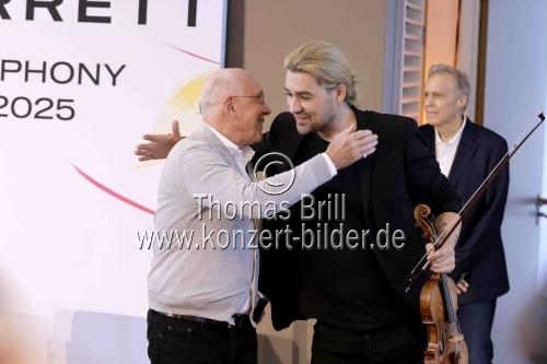 Deutsche Konzertveranstalter Marek Lieberberg bedrüßt den deutsch/amerikanischen Violinisten David Garrett präsentiert auf einer Pressekonferenz sein neues Album 