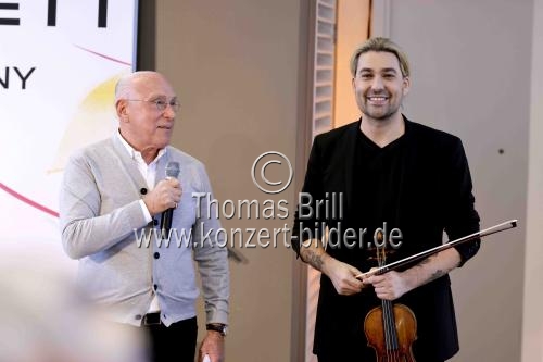 Deutsche Konzertveranstalter Marek Lieberberg bedrüßt den deutsch/amerikanischen Violinisten David Garrett präsentiert auf einer Pressekonferenz sein neues Album 