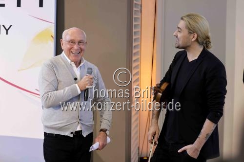 Deutsche Konzertveranstalter Marek Lieberberg bedrüßt den deutsch/amerikanischen Violinisten David Garrett präsentiert auf einer Pressekonferenz sein neues Album 
