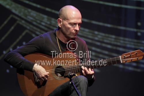Deutscher Gitarrist Ottmar Liebert gastiert auf seiner 