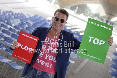 Kölner Moderator Linus (Michael Büttgen) gastiert mit seiner Talentprobe am Freitag, den 09. Mai 2014, um 20.00 Uhr Open Air am Tanzbrunnen Köln (© Thomas Brill)