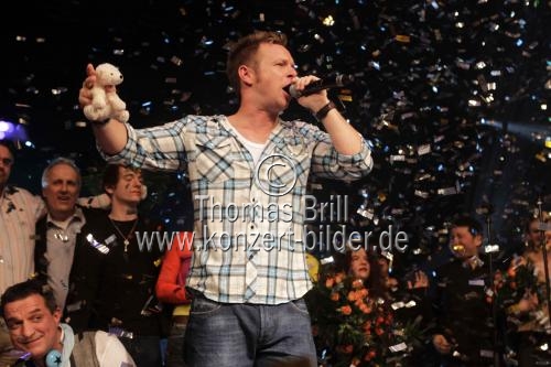 Kölner Moderator Linus (Michael Büttgen) beim Finale der Linus Talentprobe im Theater am Tanzbrunnen Köln (© Thomas Brill)